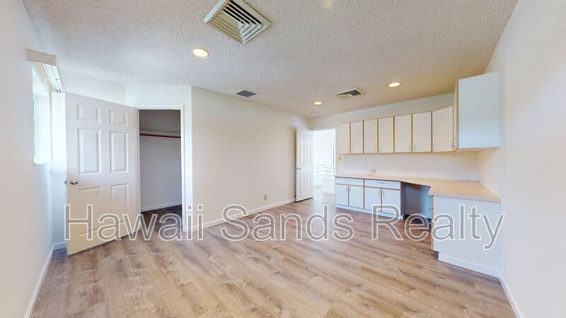 Honolulu House: 7452 Makaa Street