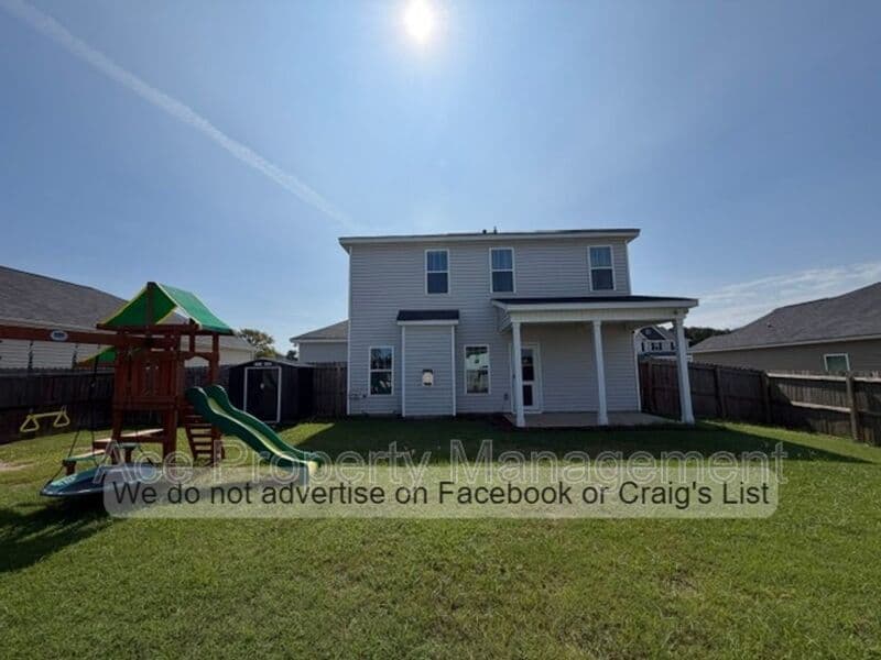 Fayetteville House: 2350 Spinning Wheel Road