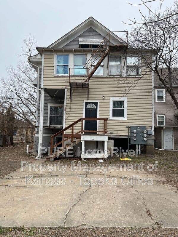 Topeka House: 1620 SW College Ave.