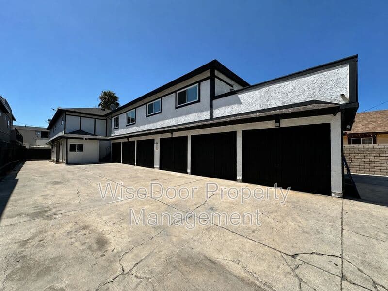 Santa Ana Condo: 810 S Flower St.