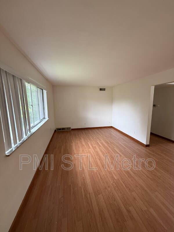 St. Louis Apartment: 4838 South Broadway Street Unit B