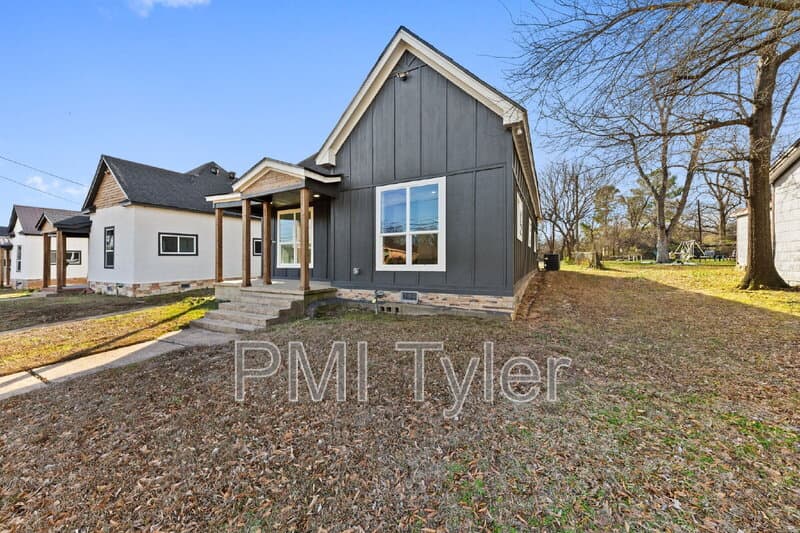 Paris House: 1279 Bonham Street