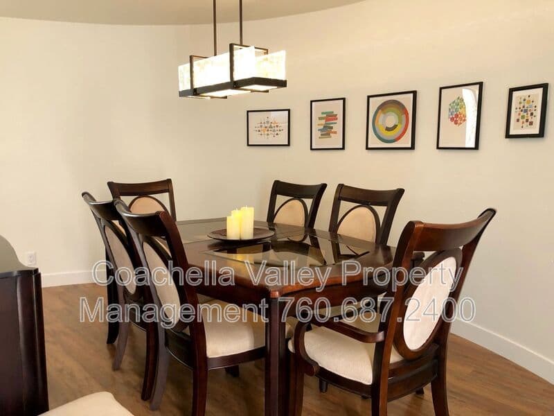 Palm Springs House: 999 Village Square South
