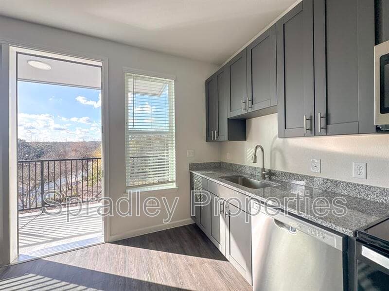 Belton Condo: 710 Shine St.