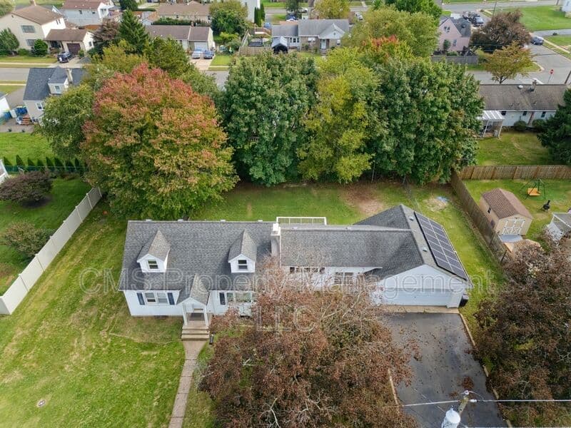 Manville House: 719 Newark Ave