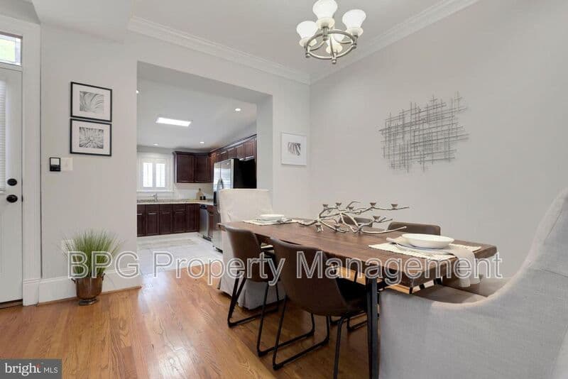 Washington House: 431 Manor PL NW