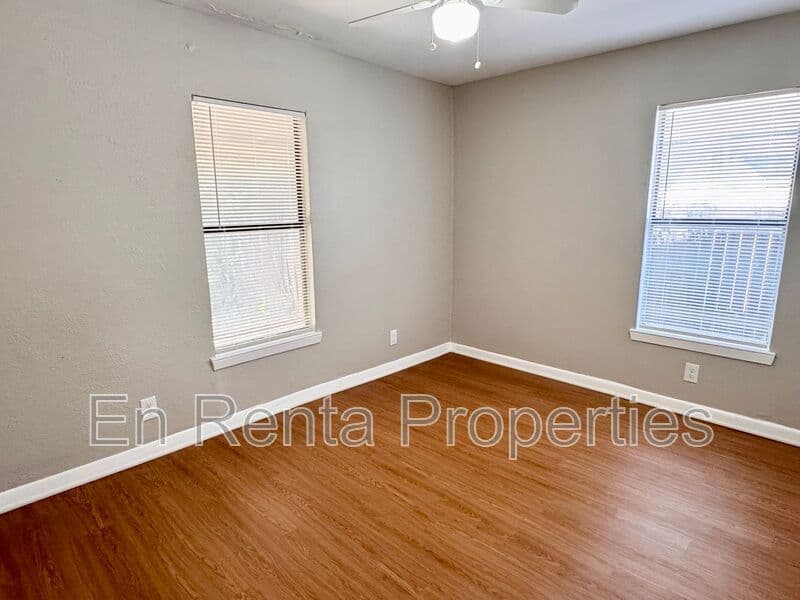 Fort Worth House: 525 Hammond St.
