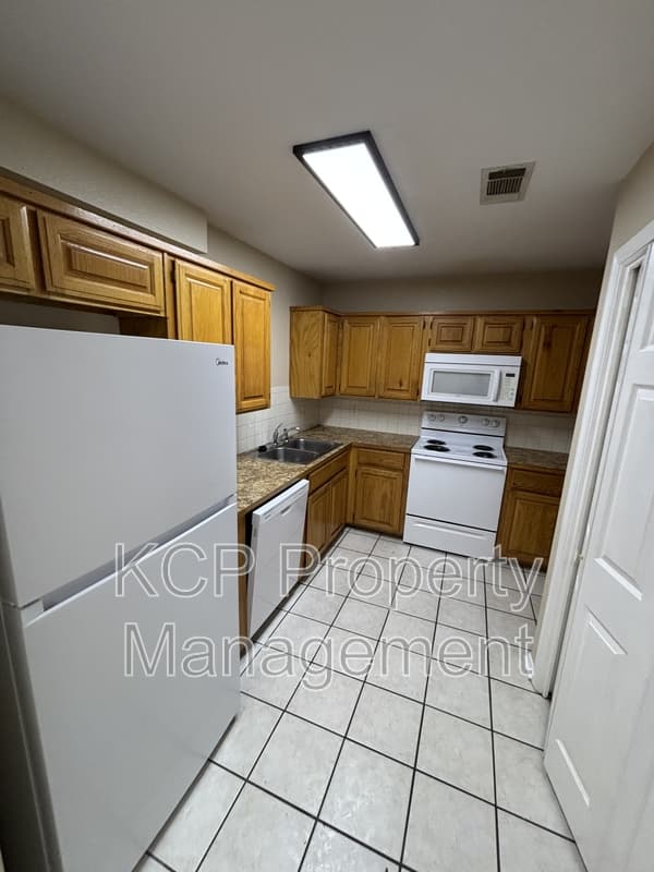 Greenwood Condo: 1115 Farley Circle - C