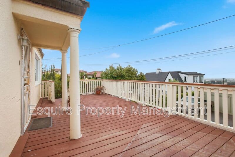 VENTURA House: 2381 HYLAND AVE