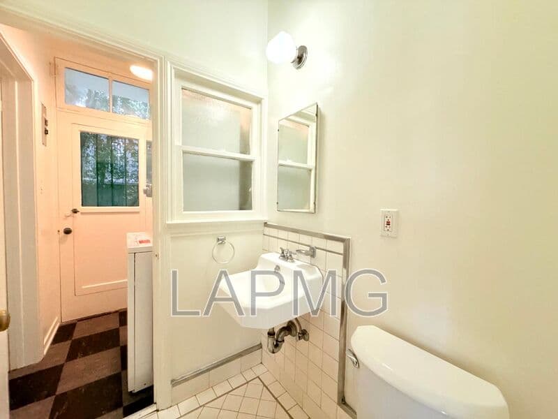 Los Angeles House: 7660 Hollywood Boulevard