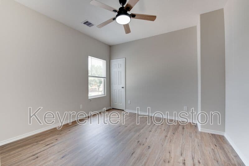Houston House: 8203 Woodlyn Rd