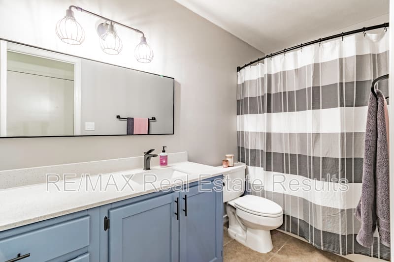Fayetteville House: 2549 E Lancer St