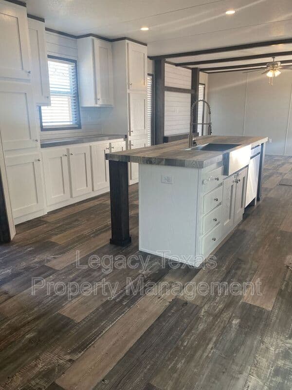 Cleburne Condo: 800 N Old Betsy