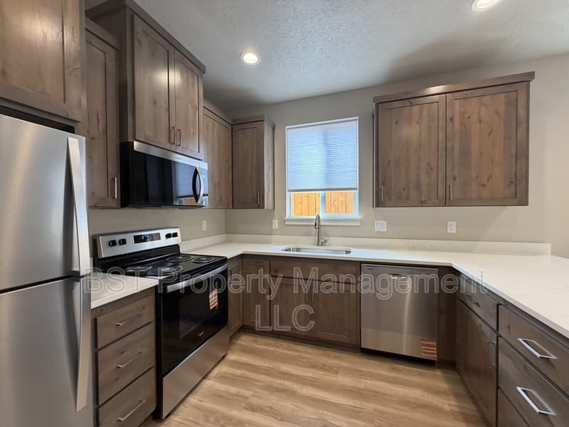 Keizer Townhome: 4035 Filbert St NE, Keizer, OR 97303
