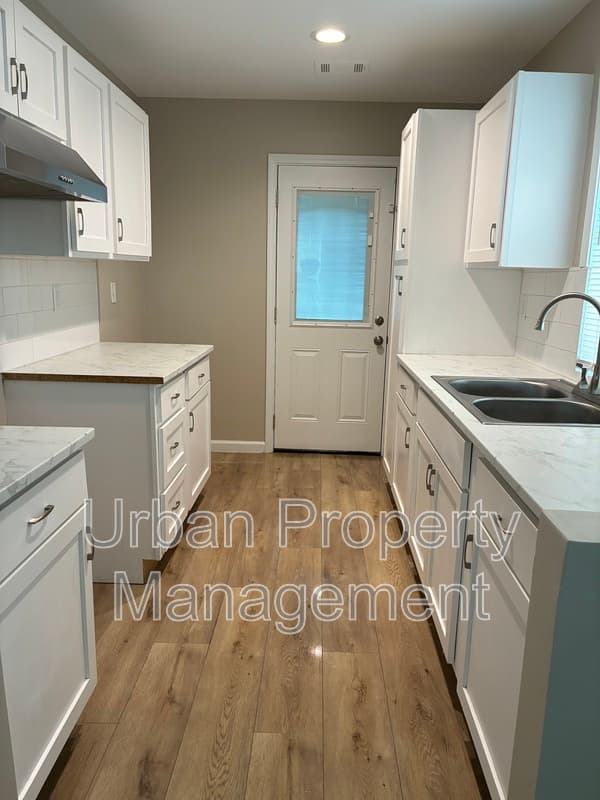 Memphis House: 86 W Dempster Ave