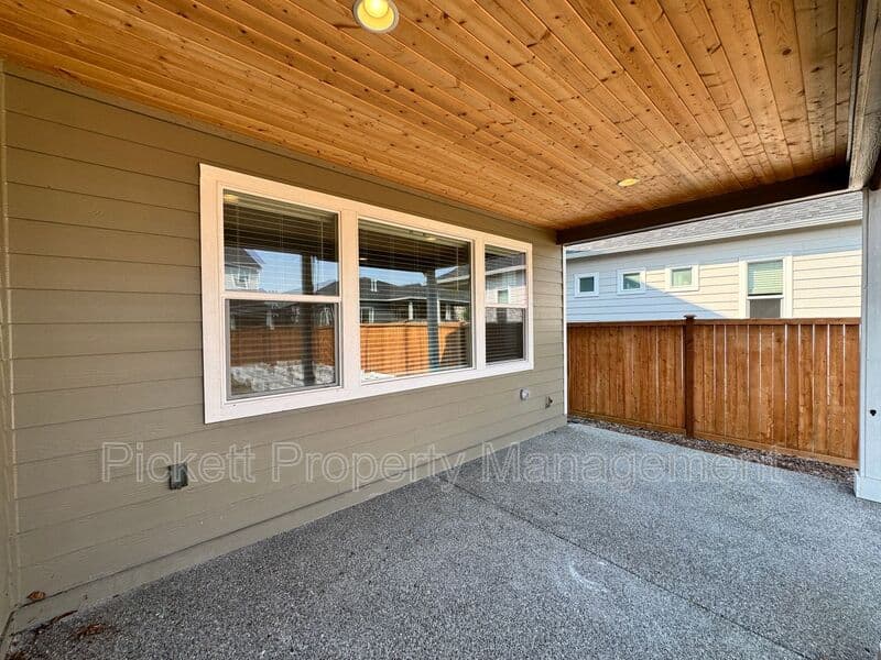 Port Orchard House: 3835 SW Alava Ct