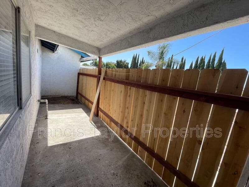 Vista Condo: 269 Lado de Loma Dr.