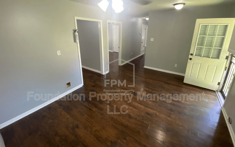 Memphis House: 137 South Fenwick Road