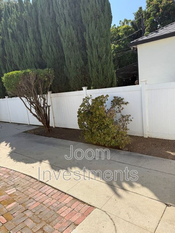 Los Angeles House: 2523 S Bentley Ave