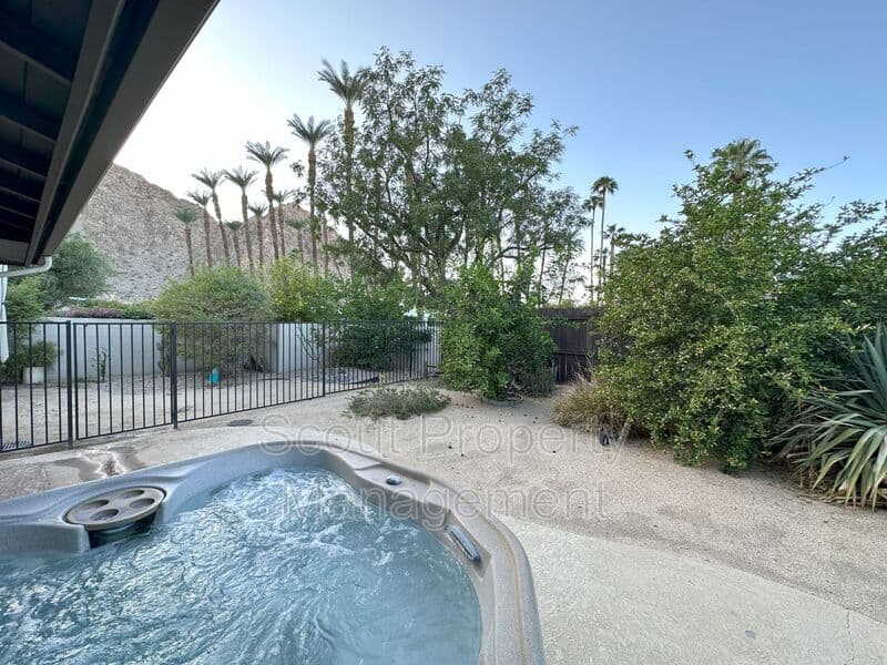 La Quinta House: 46560 Cameo Palms Drive