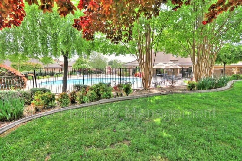 Fair Oaks House: 8944 Cliffside Lane