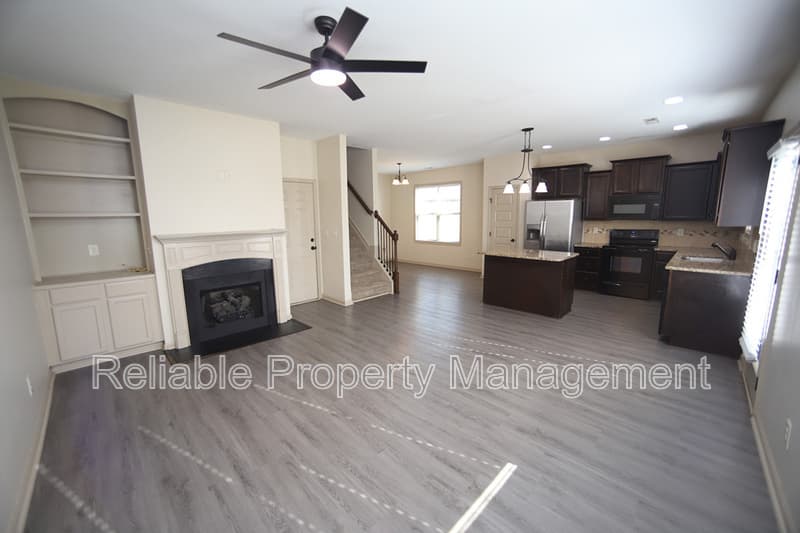 Clayton House: 198 Balboa Parkway