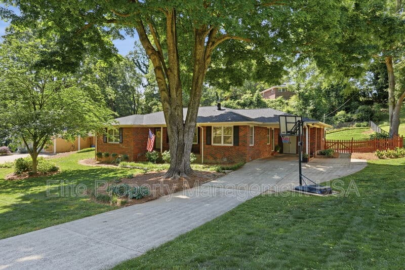 Gainesville House: 1338 Northwood Cir NE