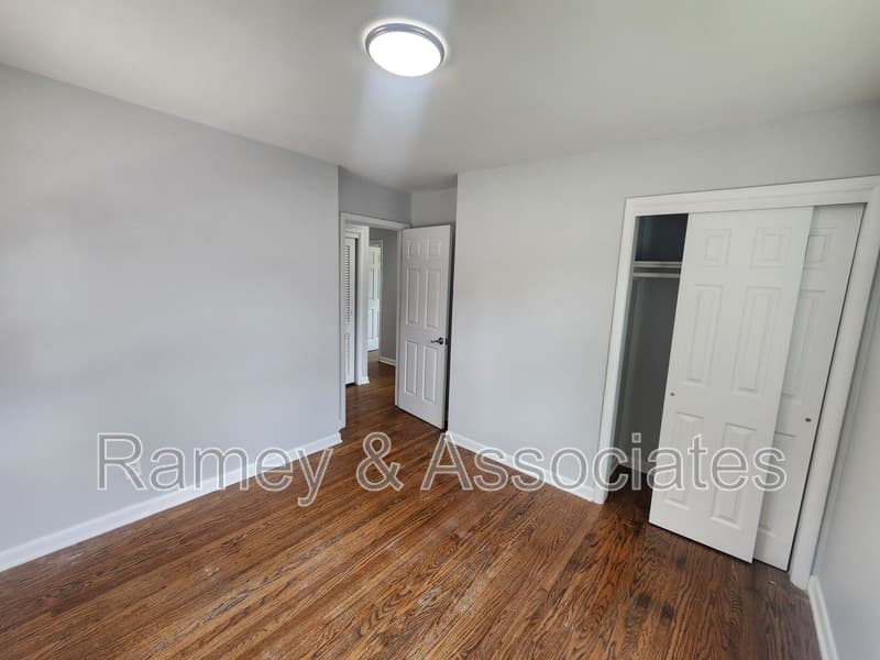 Louisville House: 6126 Middlerose Circle