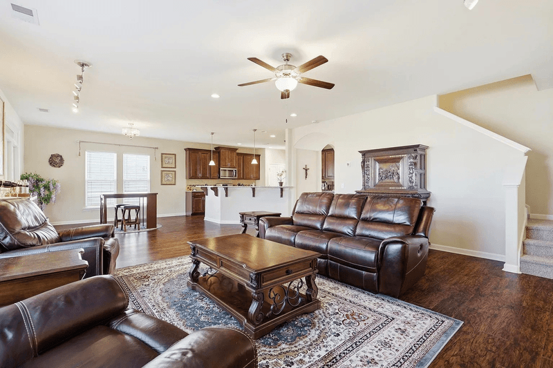 Savannah House: 225 Willow Point Cir