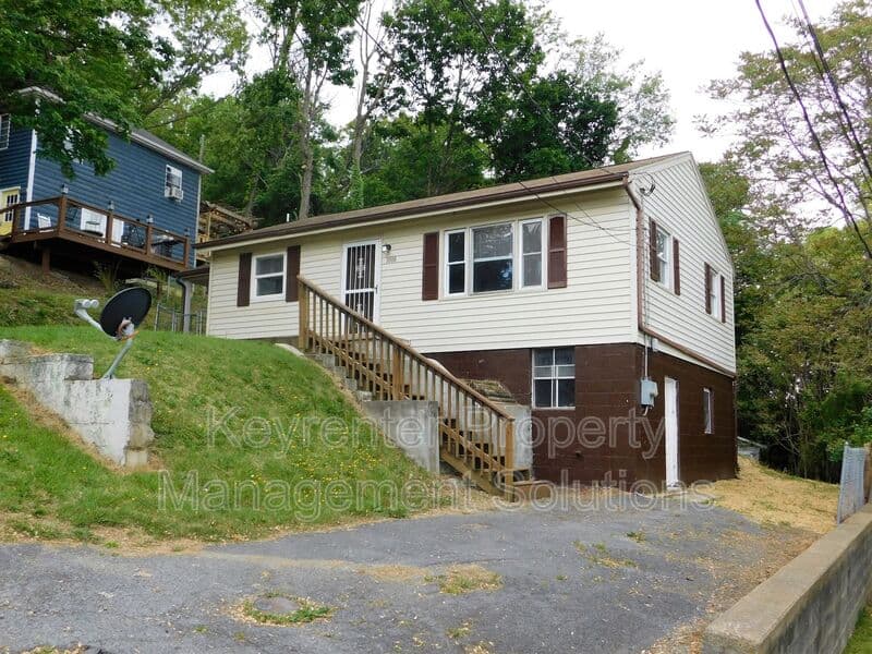 Staunton House: 1008 Perry St