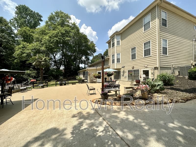 McDonough House: 20 Coffey Lane