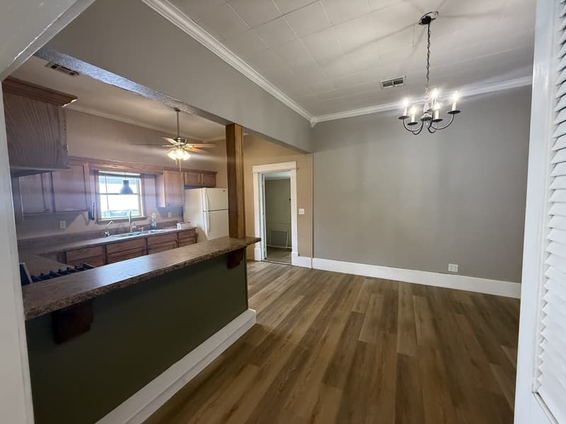 Ada House: 736 E 8th