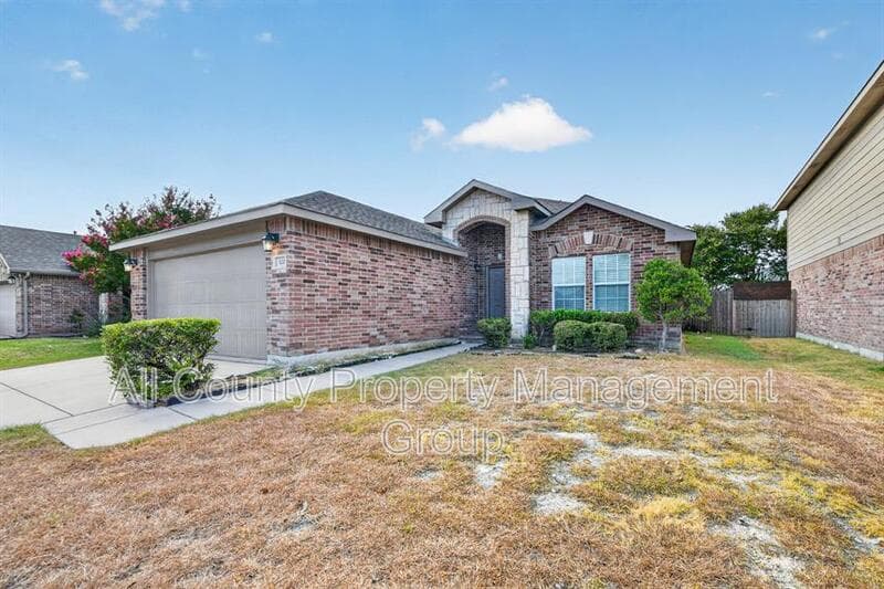 Fort Worth House: 320 Chalkstone Drive