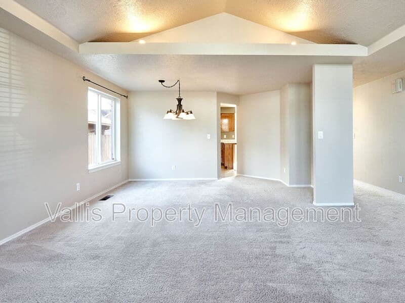 Salem House: 5877 Cobalt Loop Southeast