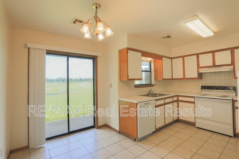 Rogers Condo: 2223 W Roselawn St
