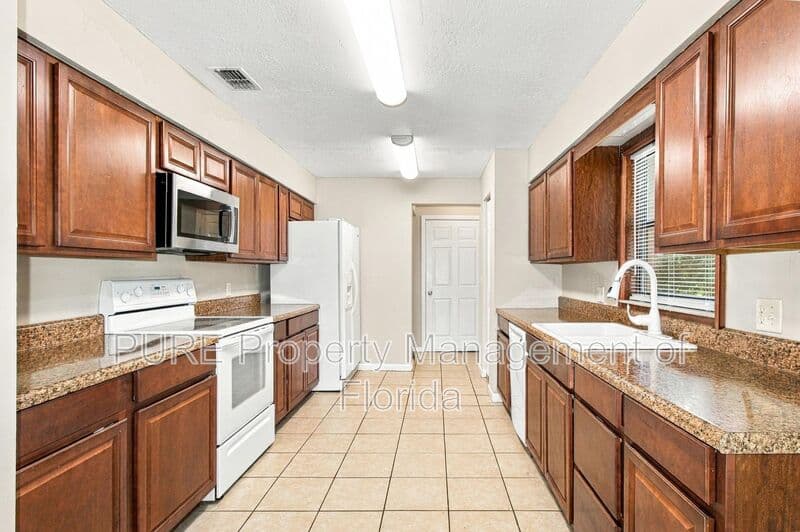 Summerfield House: 13606 SE 48th Court