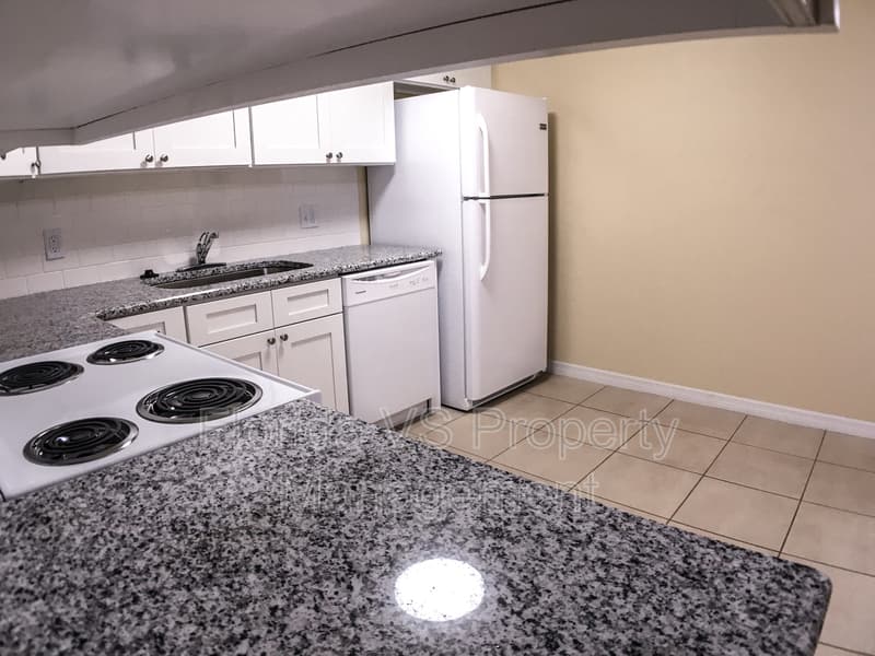 Poinciana House: 332 Dundee Dr