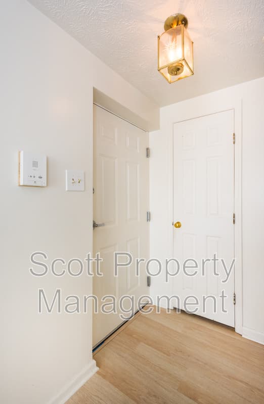 Edgewood Condo: 903 Woodbridge Court