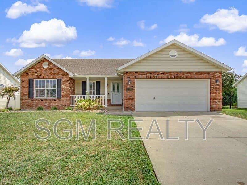 Waterloo House: 1116 Maplewood Ln