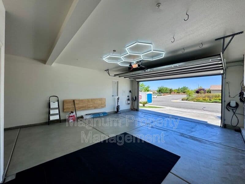Murrieta House: 30197 Slate St