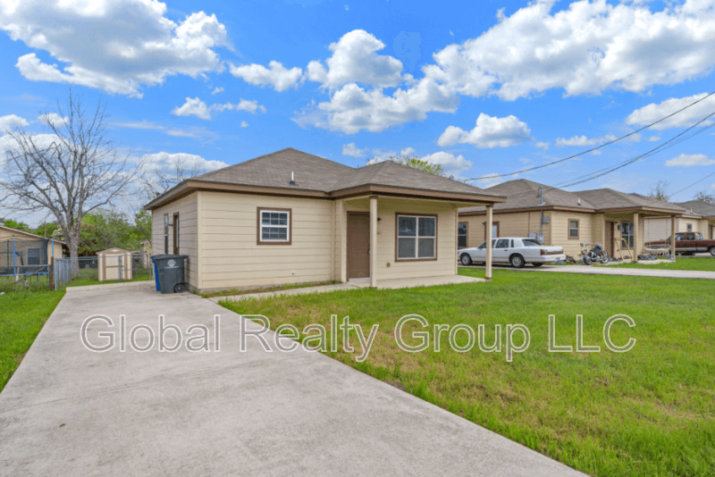 New Braunfels House: 161 S Krueger Ave