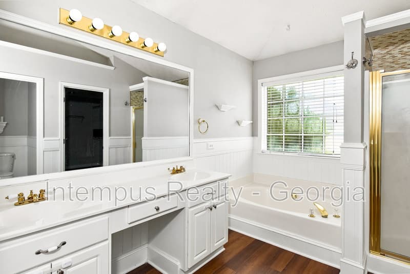 Kennesaw House: 3963 Lullwater Main NW