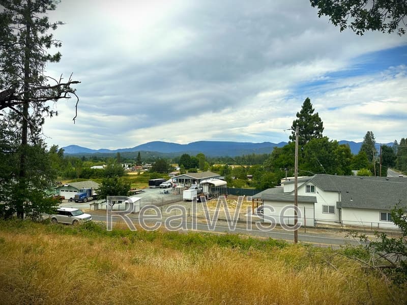 Grants Pass House: 4620 Redwood Ave