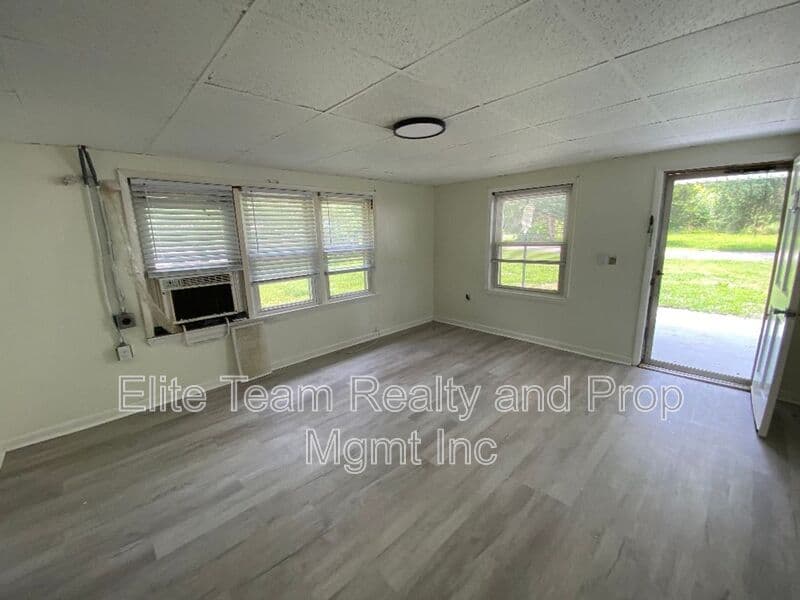 Lancaster House: 10646 Cyclone Dr
