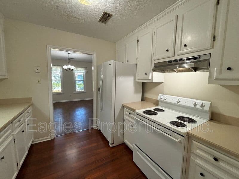 Dudley House: 102 Lakehurst Dr