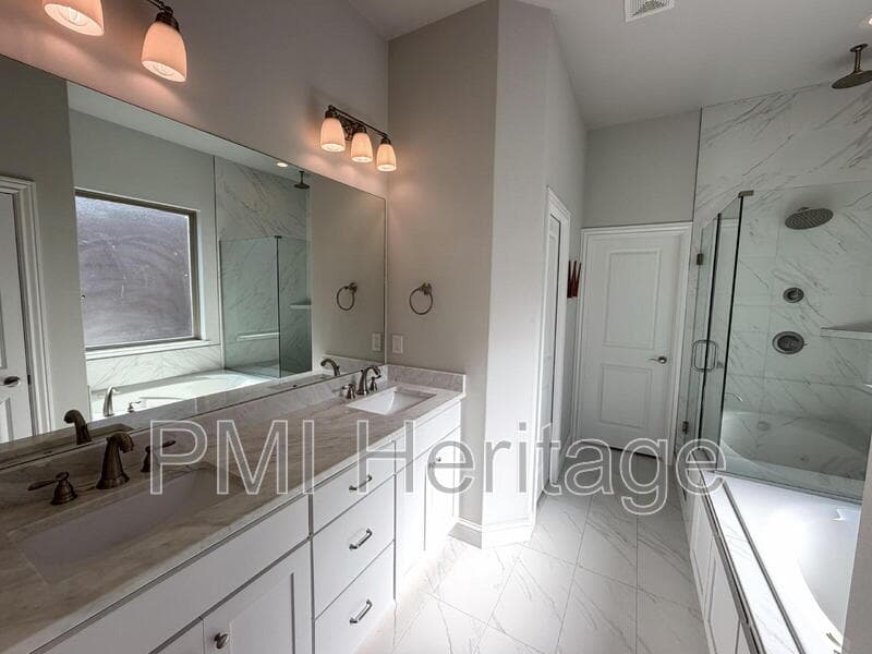 Bentonville House: 2700 Southwest Nottingham Avenue