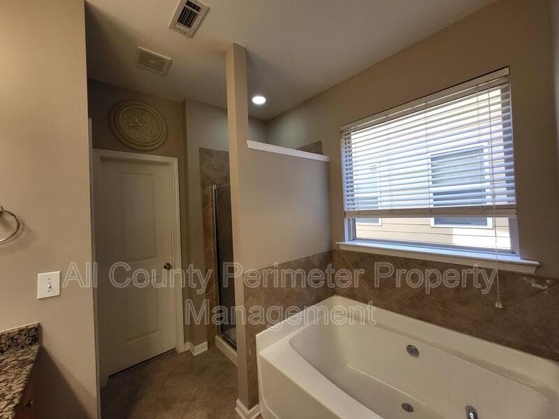 Acworth House: 915 Silver Lake Dr