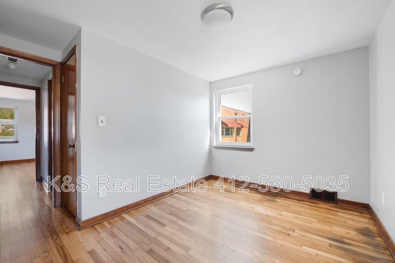 White Oak Condo: 1437 Lincoln Way - D