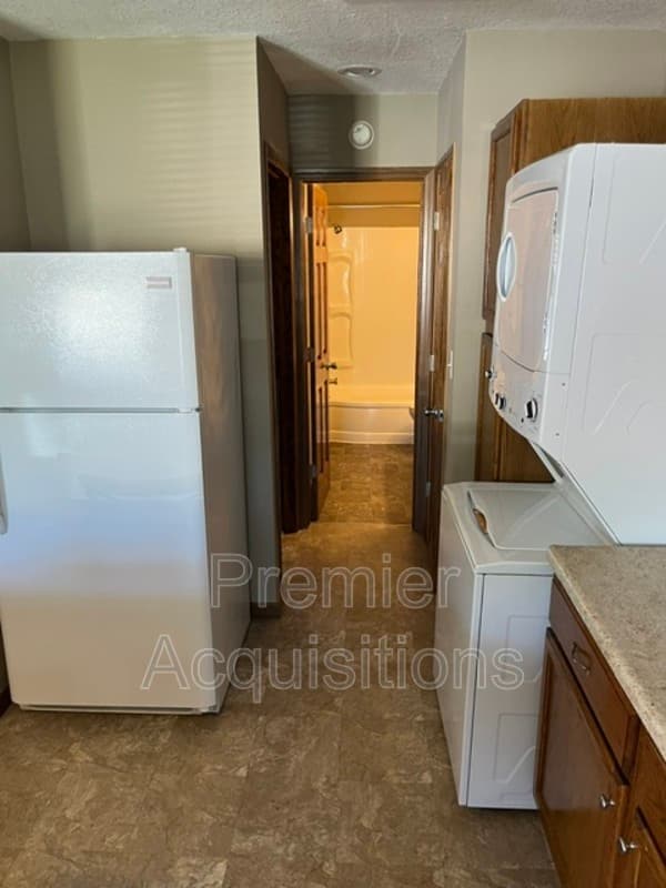 Vandalia House: 210 E Bland St