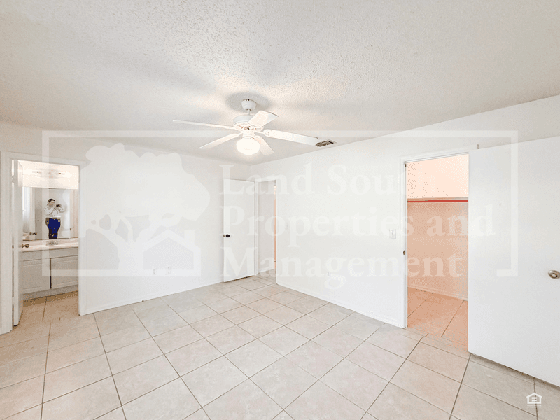 Lakeland House: 5011 Woodgreen Lane